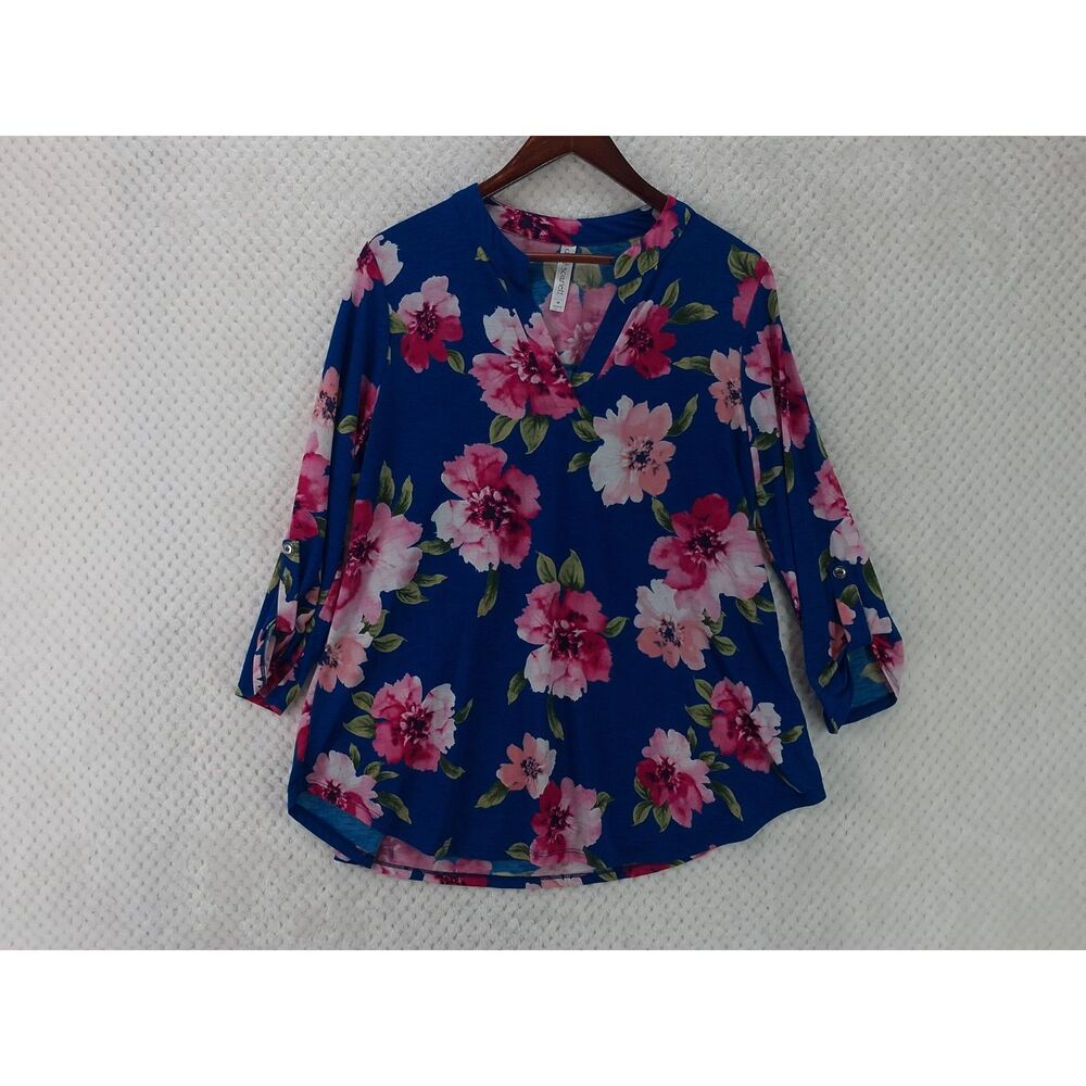 Dear Scarlett "Larson" 3/4 Sleeve Split Neck Top Women's Medium Blue Floral
